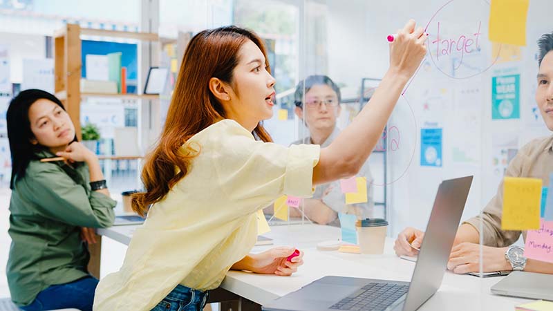 Giao tiếp là kỹ năng giúp một Copywriter tạo dựng mối quan hệ với đồng nghiệp, khách hàng và đối tác