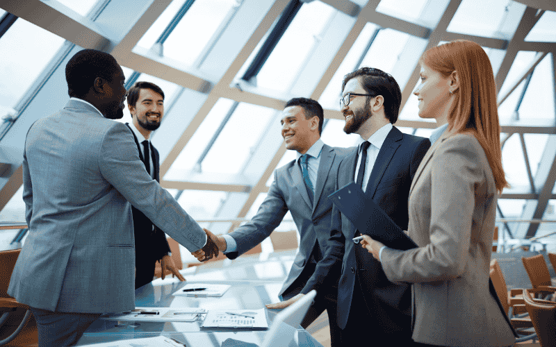 Vendor Management Executive trực tiếp làm việc với các đối tác cung ứng
