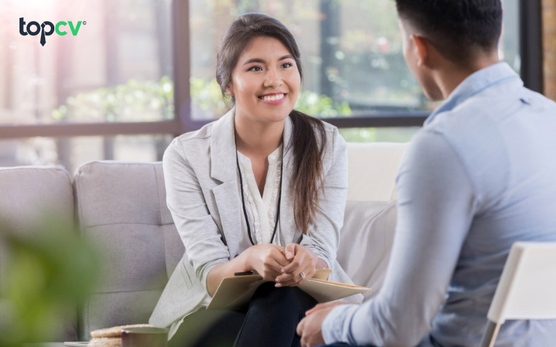 Giao tiếp trực tiếp giúp tư vấn viên dễ dàng nắm bắt được tâm lý khách hàng hơn