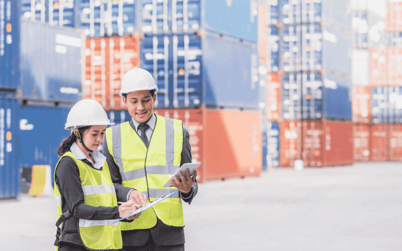 Tháo dỡ hàng hóa từ container là một trong những nhiệm vụ cơ bản của Nhân viên kho