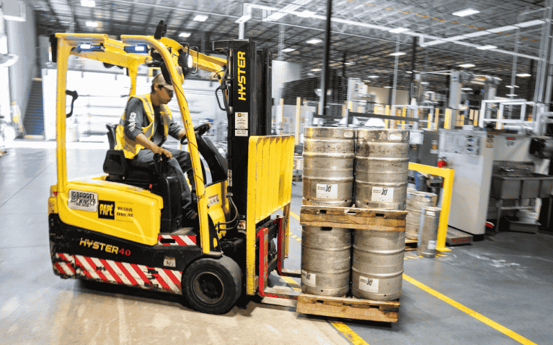 Nhân viên kho có thể phải vận chuyển các loại hàng hóa nặng