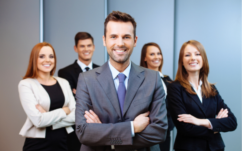 Trưởng nhóm kinh doanh (Sales Leader) là người quản lý và dẫn dắt một đội nhóm Nhân viên kinh doanh