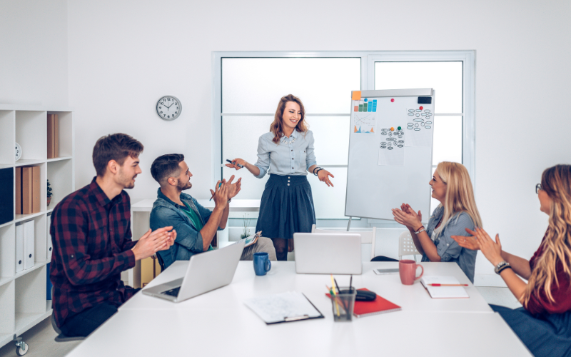 Trưởng phòng kinh doanh chịu trách nhiệm xử lý các trường hợp khách hàng phàn nàn về sản phẩm/dịch vụ hoặc thái độ của nhân viên tư vấn