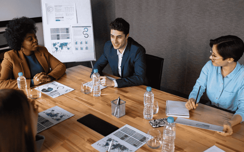 Trưởng phòng Marketing phải thường xuyên làm việc với lãnh đạo cấp cao