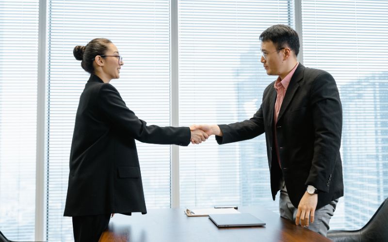 Chuyên viên quan hệ khách hàng tận dụng mối quan hệ với khách hàng VIP để kích cầu mua hàng