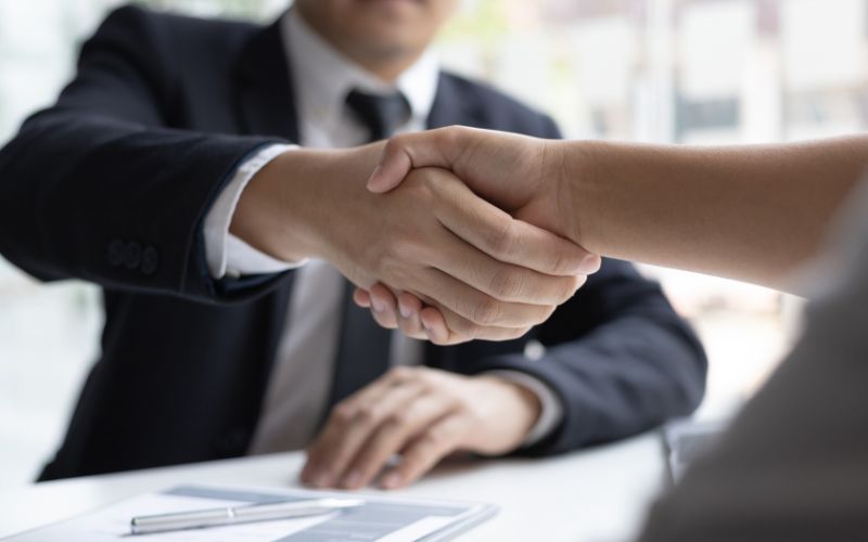 Công việc chính của Chuyên viên quan hệ khách hàng là quản lý, chăm sóc khách hàng của doanh nghiệp