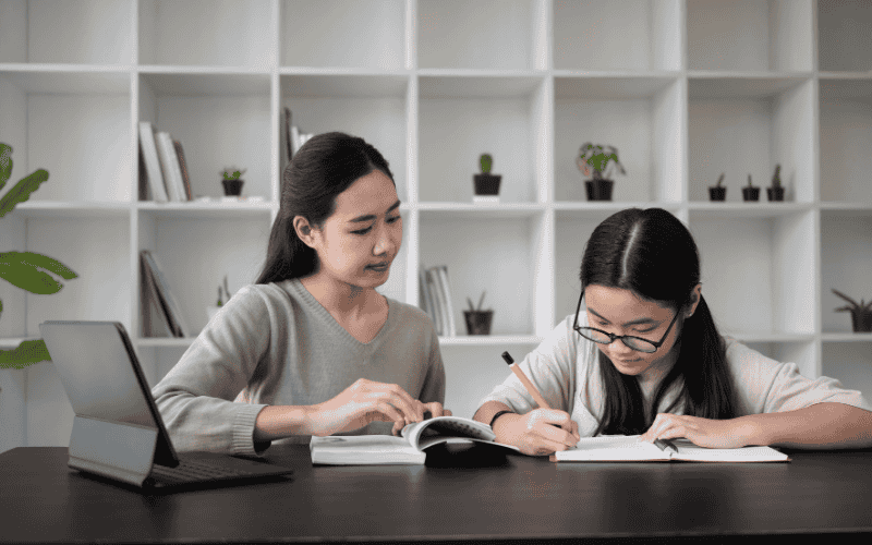 Gia sư là người truyền đạt kiến thức và hướng dẫn học sinh trong việc học tập