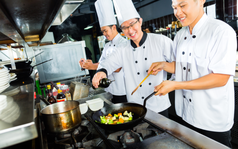 Đầu bếp là vị trí không đòi hỏi cao về bằng cấp chuyên môn