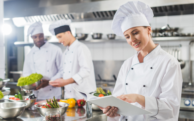 Đầu bếp cần có kỹ năng nấu nướng và sử dụng các thiết bị nhà bếp thành thạo