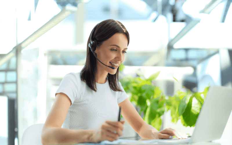 Nhân viên chăm sóc khách hàng là đầu mối liên hệ giữa công ty và khách hàng