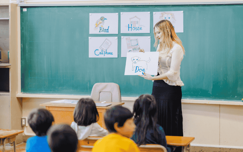 Giáo viên thực hiện công tác giảng dạy môn tiếng Anh