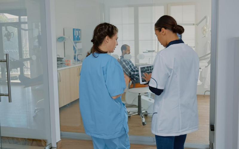 Hộ lý là những người trực tiếp chăm sóc, theo dõi tình trạng sức khỏe của bệnh nhân