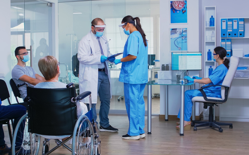 Chăm sóc bệnh nhân là công việc chính và quan trọng hàng đầu của nghề hộ lý