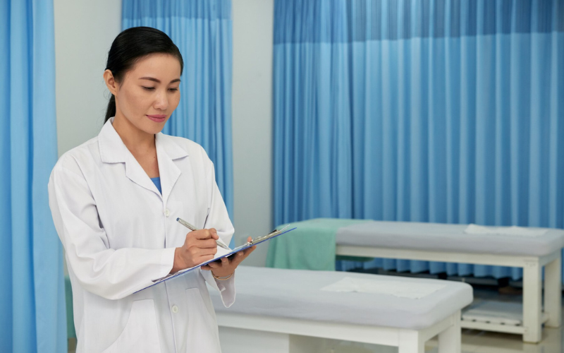 Nghề hộ lý phải đối mặt với nhiều thách thức từ bệnh nhân và môi trường làm việc