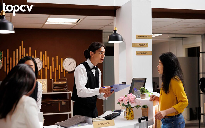 Nhân viên chăm sóc khách hàng cần tư vấn và giải đáp các thắc mắc của du khách
