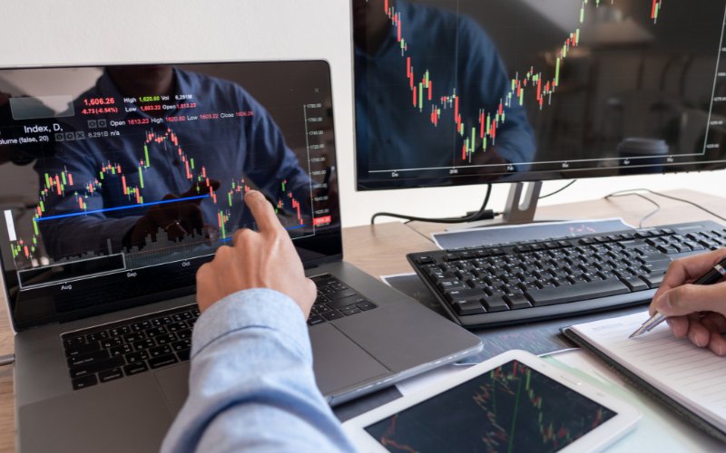 Forex Trader cần thực hiện phân tích thị trường giao dịch để tư vấn cho khách hàng