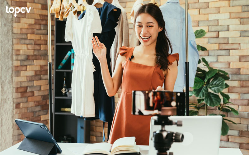 KOC là những người tiêu dùng có sức ảnh hưởng và tác động đến hành vi mua hàng của người tiêu dùng khác
