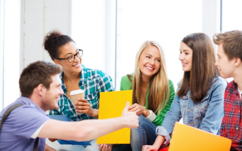 Tinh thần gắn kết không chỉ giúp tạo ra môi trường làm việc gắn kết, hòa hợp