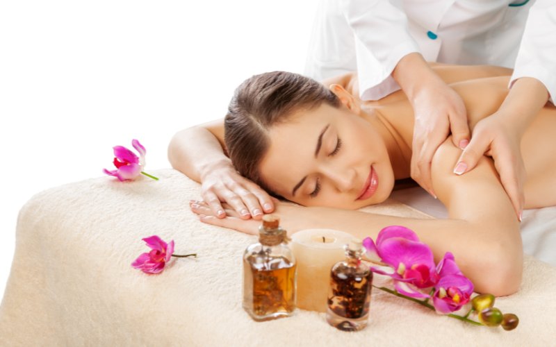 Chăm sóc và phục vụ khách hàng là nhiệm vụ chính của Kỹ thuật viên Spa