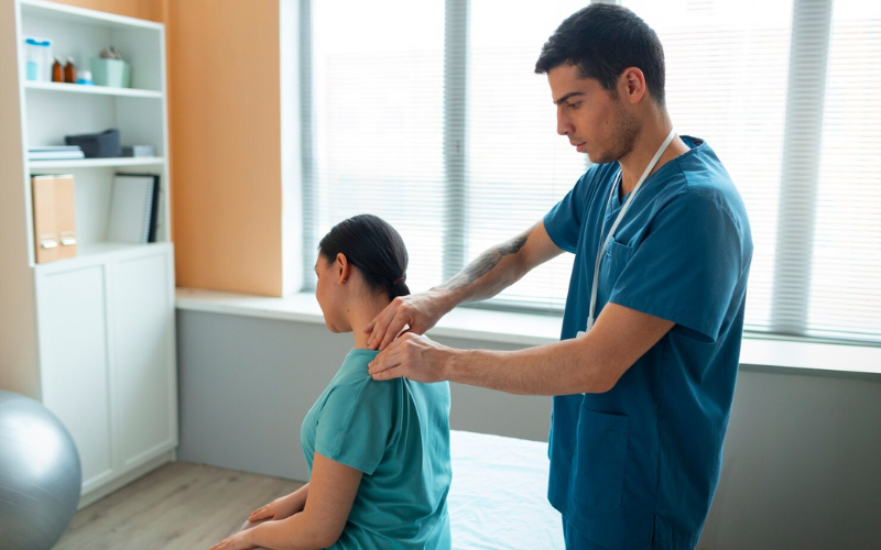 Kỹ thuật viên vật lý trị triệu là những người trực tiếp hỗ trợ, đồng hành cùng bệnh nhân trong suốt quá trình hồi phục sau chấn thương
