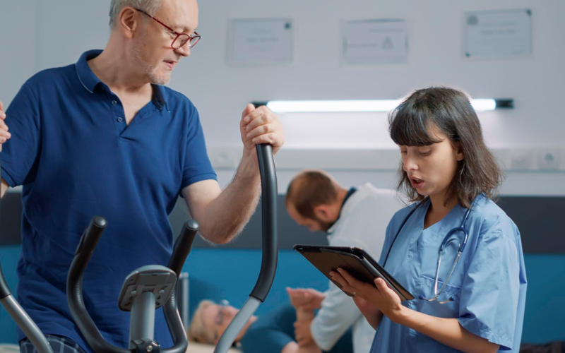 Kỹ thuật viên vật lý trị liệu sẽ theo dõi sát sao quá trình điều trị của bệnh nhân, ghi nhận những tiến triển hoặc thay đổi