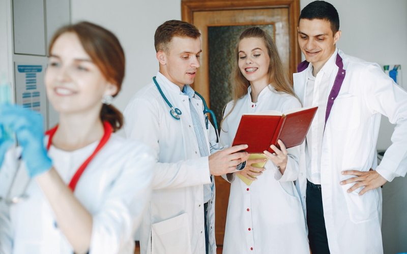 Sinh viên theo học cách ngành liên quan trực tiếp đến lĩnh vực y tế có cơ hội lớn để trở thành kỹ thuật viên vật lý trị liệu