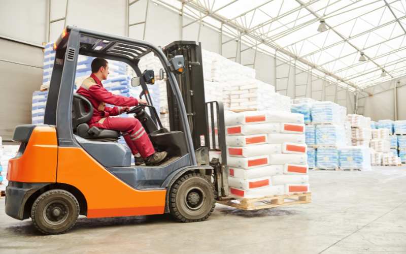 Lái xe nâng không khó nhưng đòi hỏi sự cẩn thận và tập trung cao độ