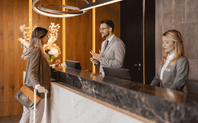 Lễ tân là những nhân viên đầu tiên mà khách hàng gặp gỡ tại khách sạn