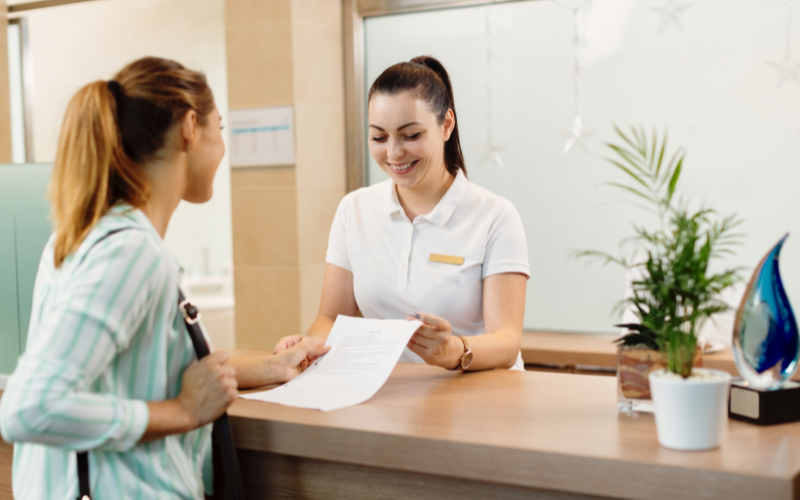 Lễ tân khách sạn hỗ trợ khách hàng trong suốt thời gian lưu trú