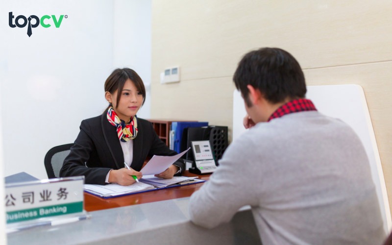 Giao dịch viên thực hiện các hoạt động hỗ trợ khách hàng trực tiếp tại quầy