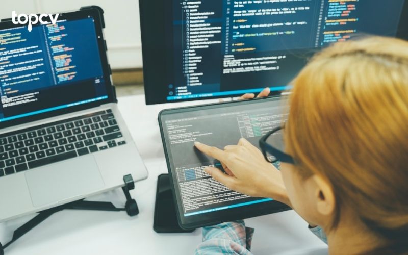 Tester là người giữ vai trò kiểm duyệt và đảm bảo chất lượng của các ứng dụng/phần mềm thông qua việc chạy thử