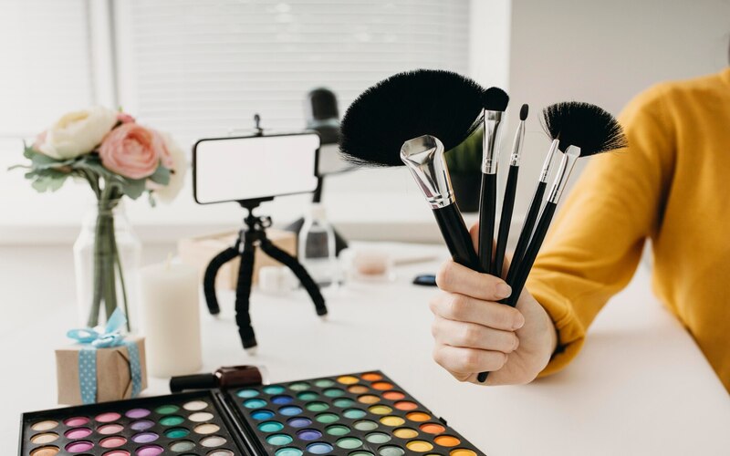 Makeup Artist có thể trang điểm, làm tóc, tư vấn phối hợp phụ kiện, v.v.. để tạo nên diện mạo hoàn hảo cho khách hàng