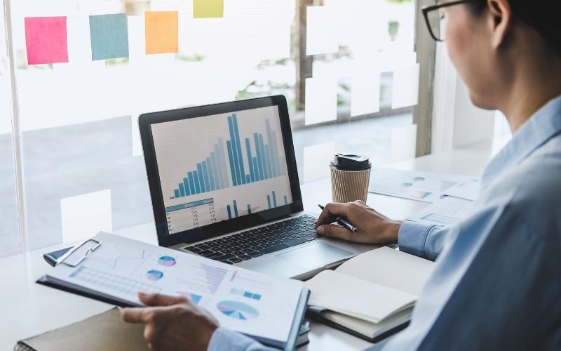 Thường xuyên báo cáo tiến độ và kết quả công việc là điều cần thiết giúp chiến dịch marketing hạn chế sai sót