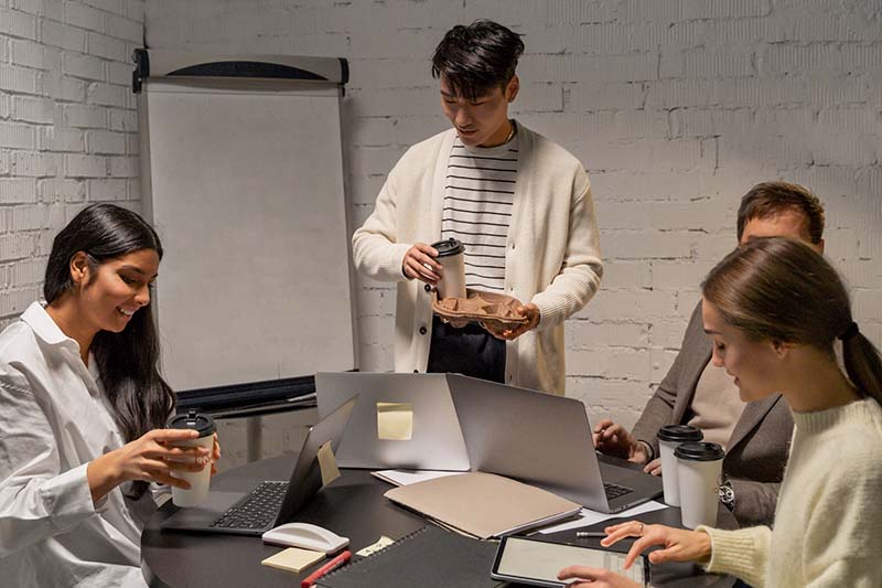 Nhân viên PR hay Chuyên viên Quan hệ Công là một vị trí mà Marketing Executive có thể đảm nhiệm khi phát triển thêm kỹ năng
