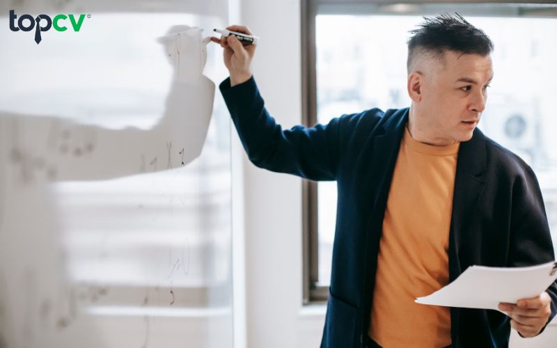 Việc đào tạo và phát triển nguồn lực là nhiệm vụ hàng đầu của phòng HCNS