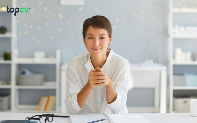 CEO là người đứng đầu và quản lý toàn bộ hoạt động của một công ty