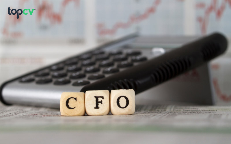 Công việc của CFO bao gồm quản lý và giám sát tiền tệ, kế toán, thuế, v.vv..