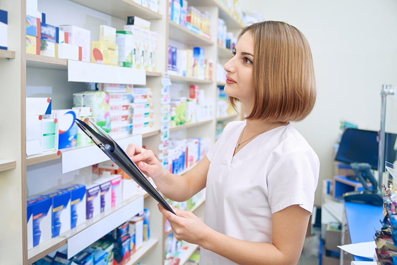 Dược sĩ là người bán thuốc tại các bệnh viện, phòng khám, nhà thuốc