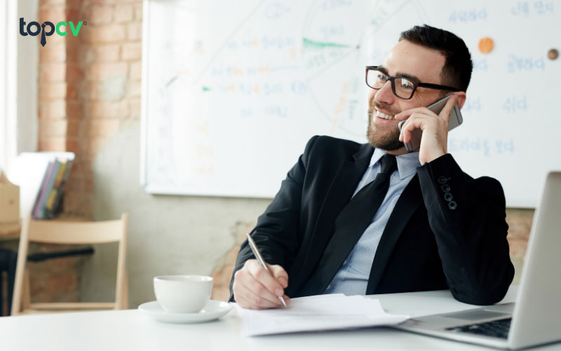 Giám đốc dịch vụ sáng tạo điều hành và quản lý các dự án sáng tạo của tổ chức