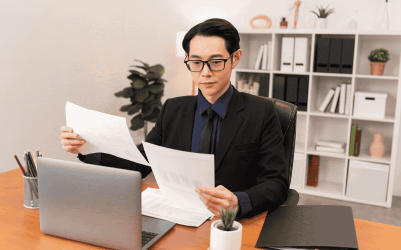 Công chức ngạch chuyên viên thuế hướng dẫn và tiếp nhận các thủ tục đăng ký thuế