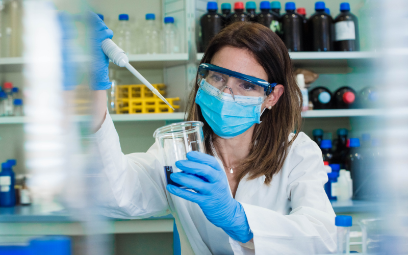 Kỹ thuật viên phòng thí nghiệm trực tiếp kiểm nghiệm và vận hành thiết bị trong phòng lab