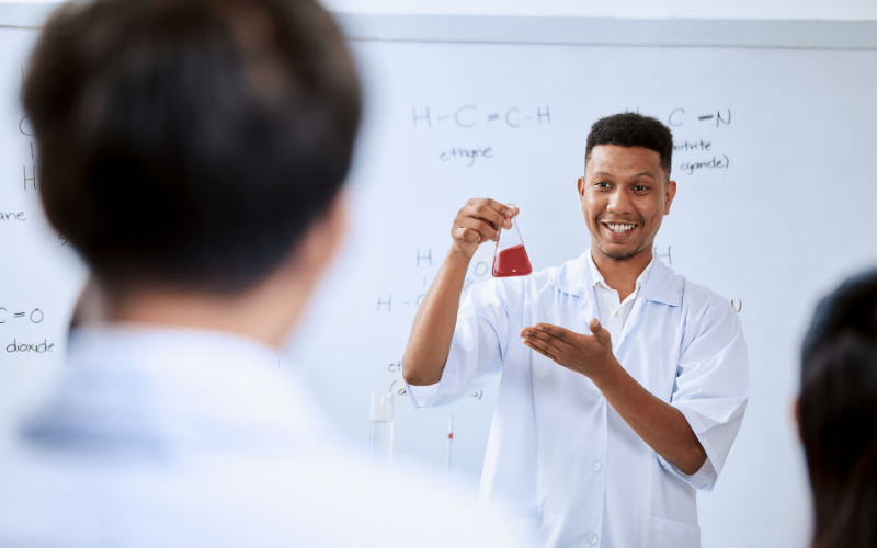 Tốt nghiệp ngành Hóa học, bạn có thể trở thành Giáo viên hoặc Giảng viên Hóa học tại các cơ sở giáo dục