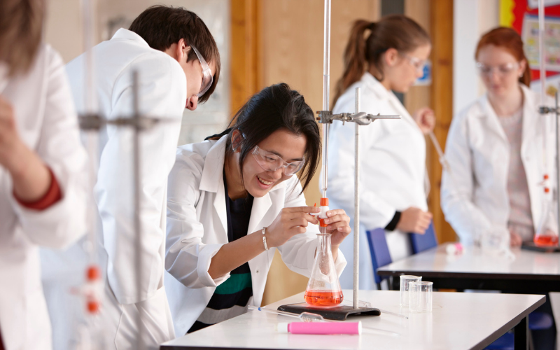 Cơ hội việc làm ngành Hóa học