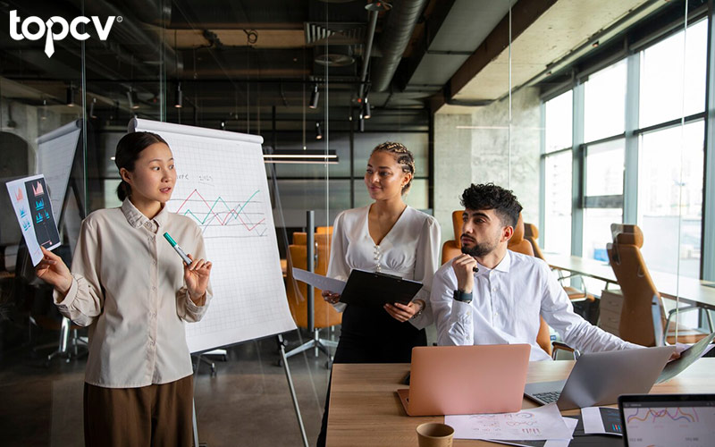 Chuyên viên Nghiên cứu thị trường giúp phát triển sản phẩm phù hợp với nhu cầu thị trường