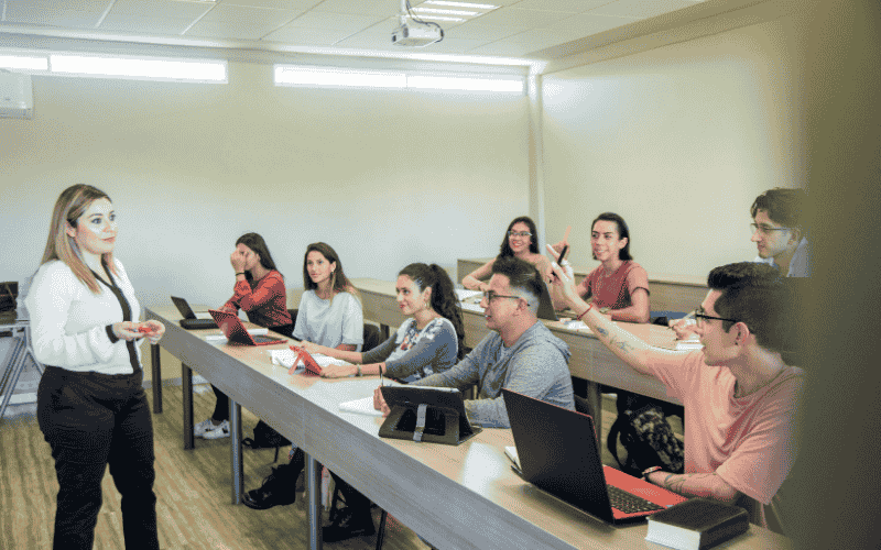 Giảng viên truyền thông là người giảng dạy và nghiên cứu tại các trường Đại học/Cao đẳng