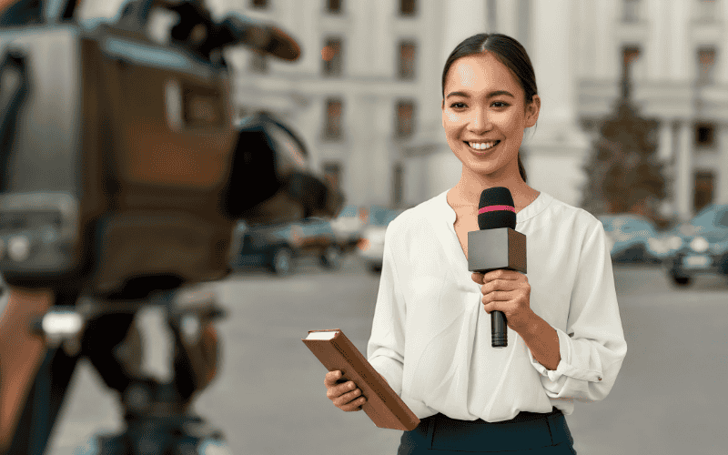 Phóng viên là người thu thập, khai thác và truyền tải tin tức