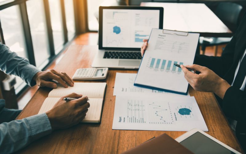 Nhân viên bán hàng cần báo cáo kết quả kinh doanh cho quản lý trực tiếp
