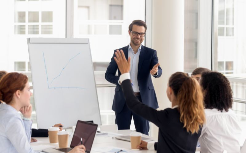 Tham gia các khóa đào tạo sẽ giúp Nhân viên Bán hàng mỹ phẩm phát triển tốt hơn