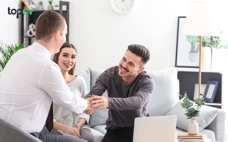 Nhân viên Bồi thường bảo hiểm đóng vai trò trung gian giữa công ty và khách hàng