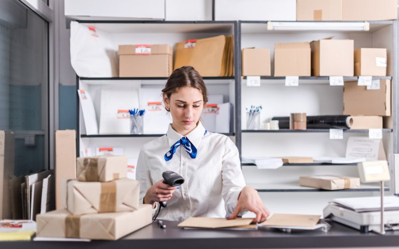 Nhân viên giao dịch bưu cục sẽ làm việc trực tiếp với khách hàng